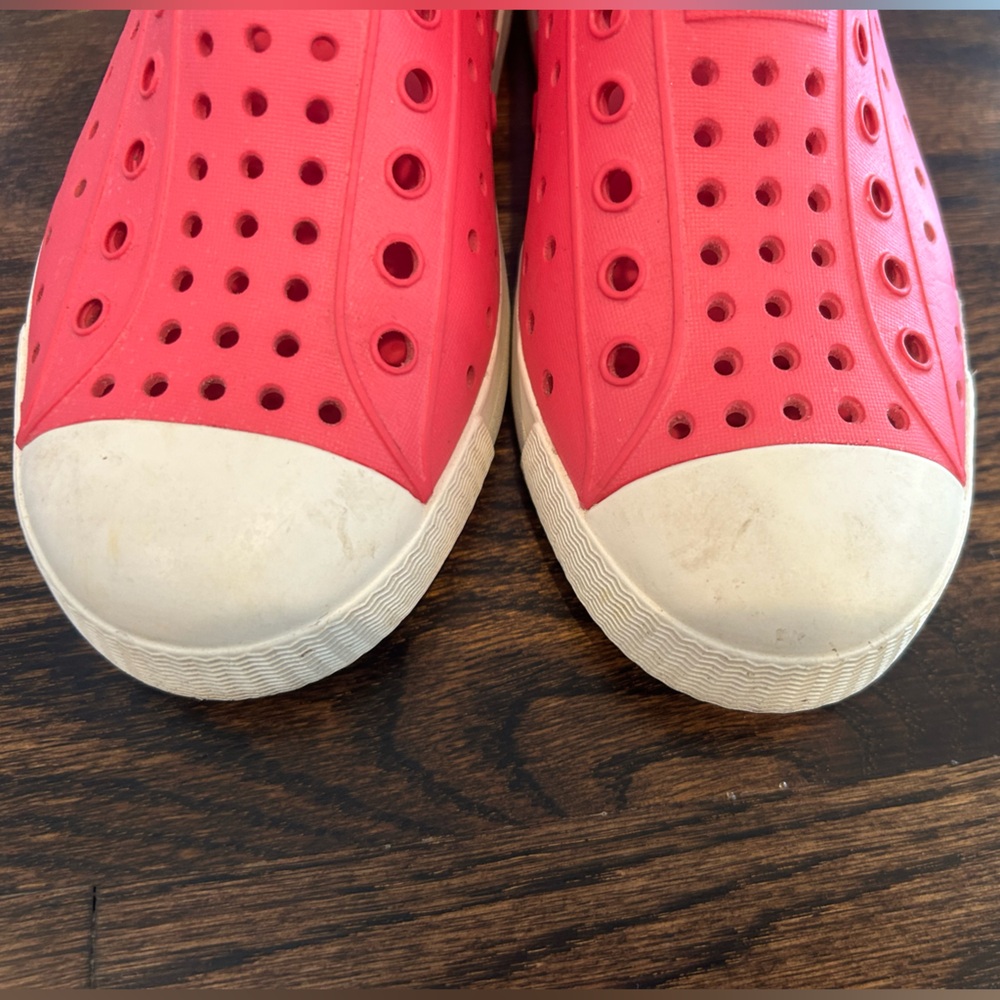 Girls pink Native shoes, Size 1. - Picture 3 of 7